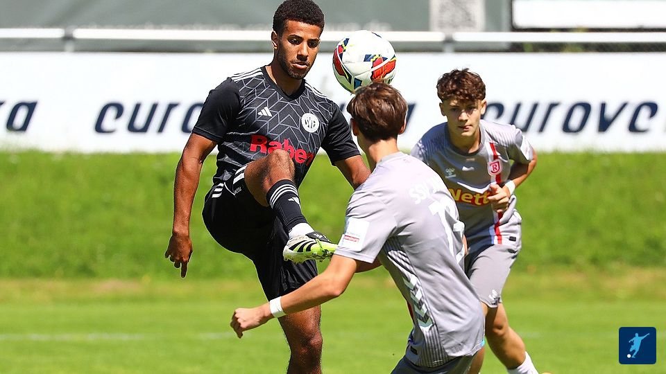 Spielszenen SV Fortuna Regensburg gegen SSV Jahn Regensburg