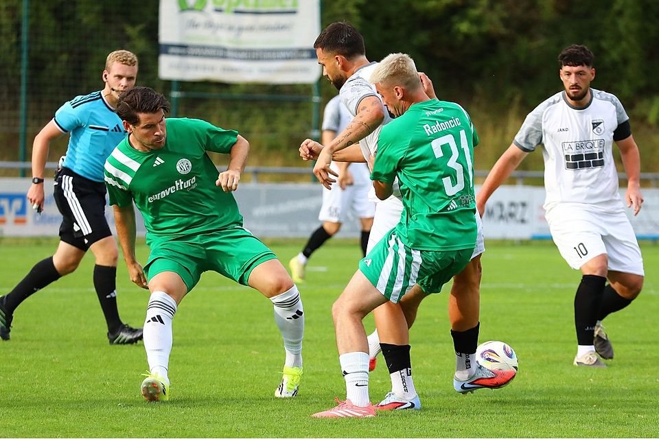Spielszene des SV Fortuna Regensburg in Grün